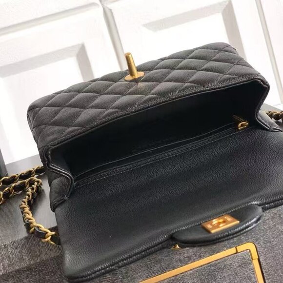 Classic CHANEL Bag: A Stylish and Versatile Choice for Elegance - Picture 9 of 9